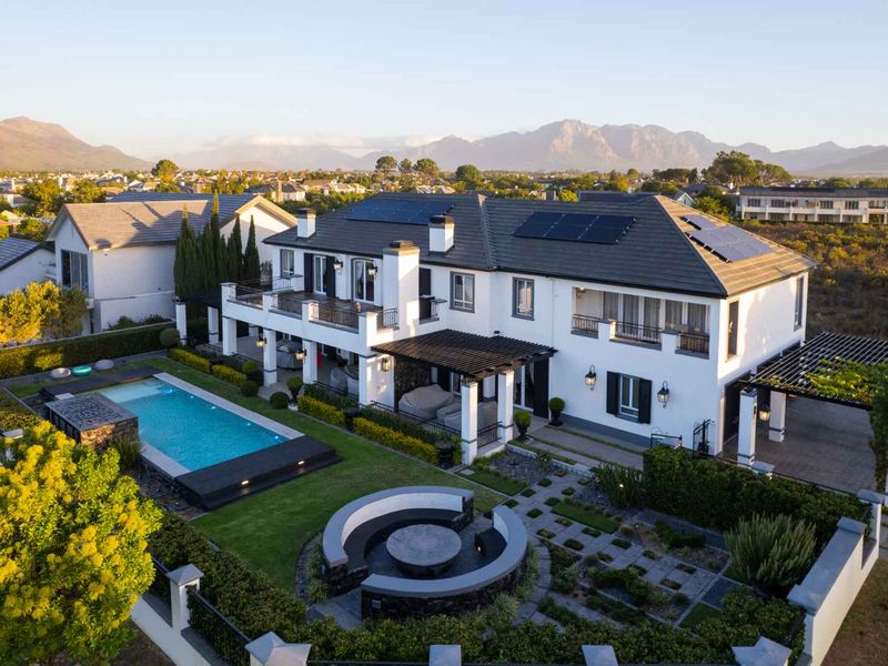 Outstanding North-Facing Four-Bedroom Home Bordered by Val de Vie Estate’s Nature Reserve in a Cul-de-Sac - Photo 2