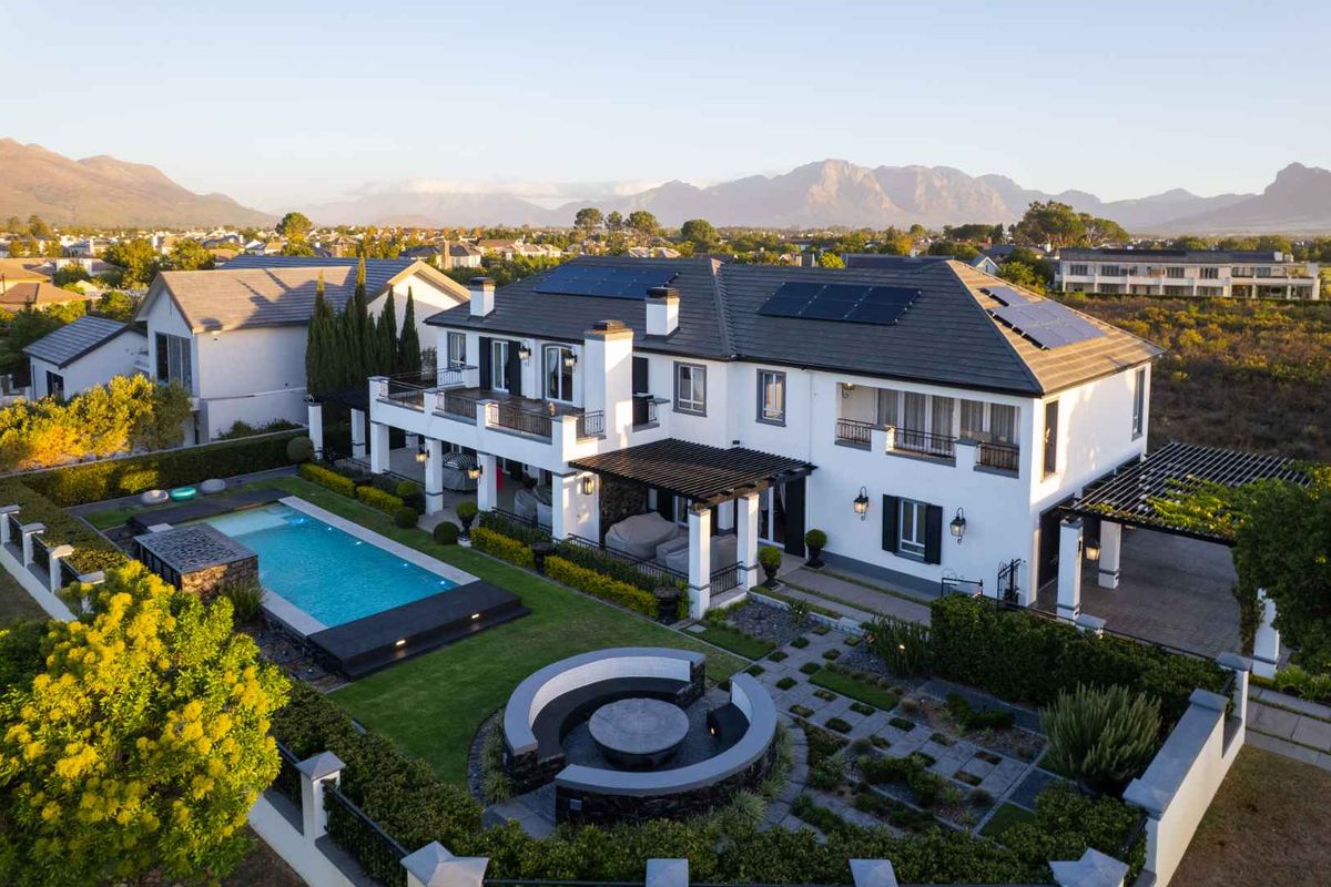 Outstanding North-Facing Four-Bedroom Home Bordered by Val de Vie Estate’s Nature Reserve in a Cul-de-Sac - Photo 2