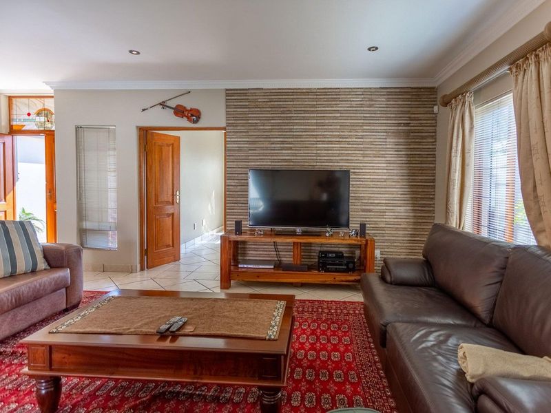 Beautiful 3 Bedroom home in prime location - Photo 5