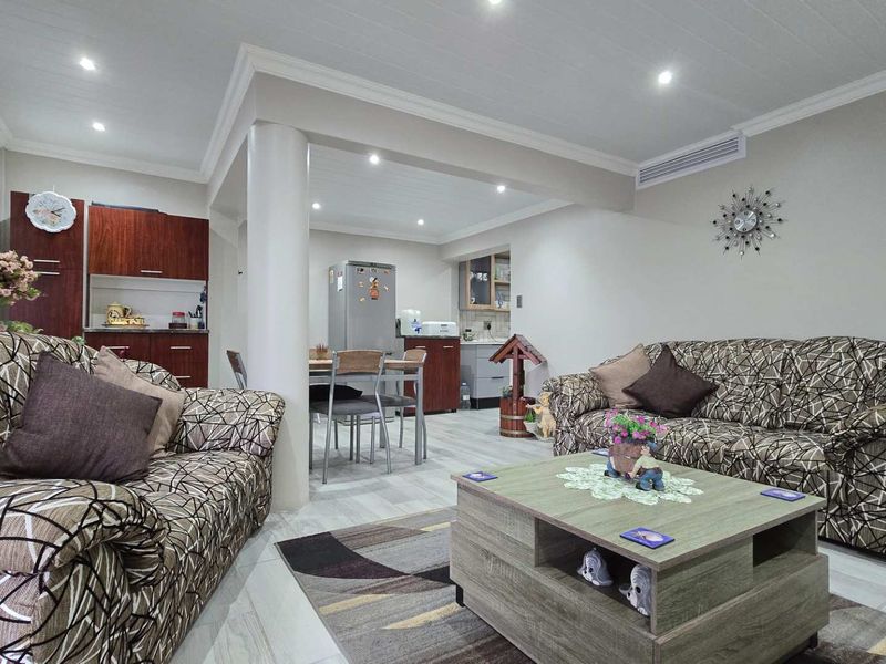 Refurbished Townhouse with bachelors flat - Photo 5