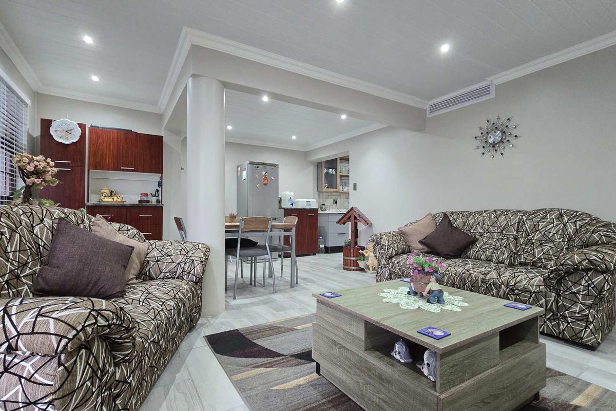Refurbished Townhouse with bachelors flat - Photo 5