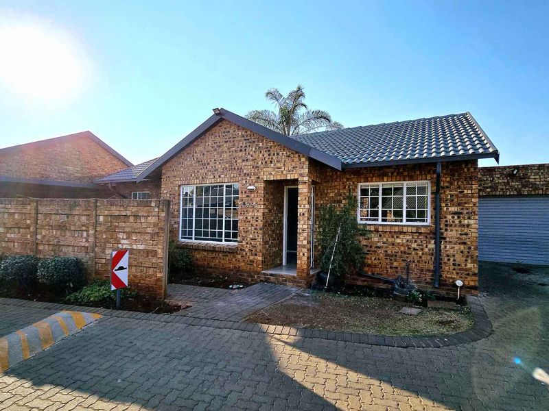 2 BEDROOM TONWHOUSE TO LET IN THE HART OF DOORNPOORT - Photo 1