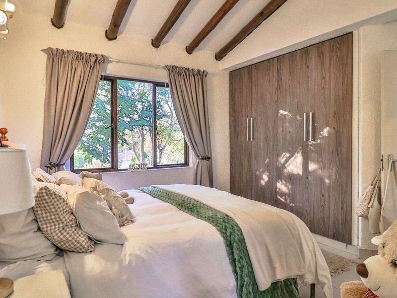 Two bedroom loft apartment in Bryanston - Photo 8