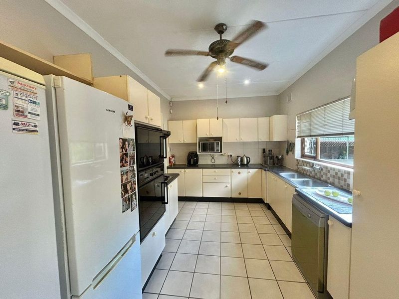 Well-Maintained 3 Bedroom Home with 4 Income-Generating Flatlets in Montrose - Photo 6