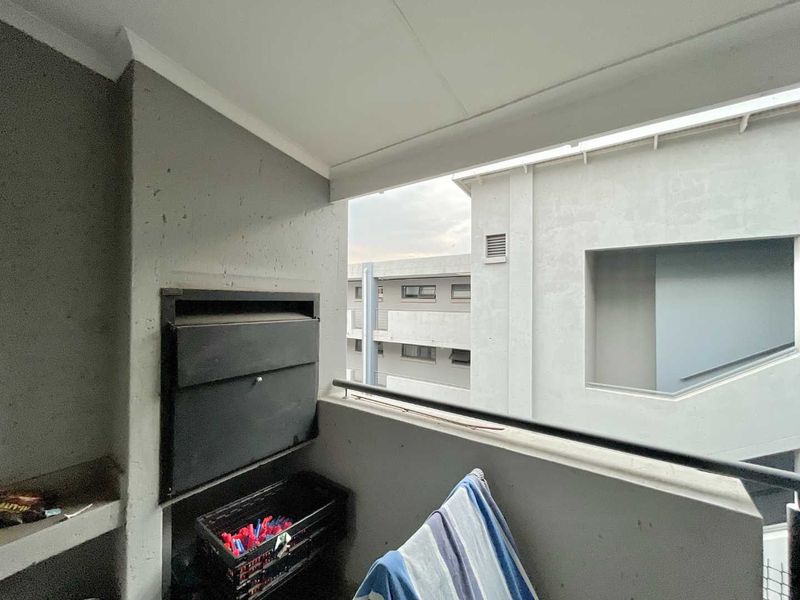 ***Modern 2 Bed & 2 Bath Apartment - Young Professional, Couples or Students - Walking distance -Tuks and Loftus and Next to Garden Court Hotel*** - Photo 4