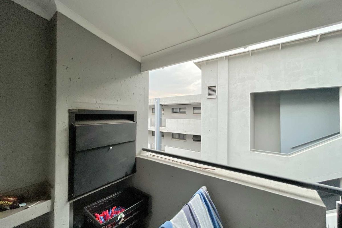 ***Modern 2 Bed & 2 Bath Apartment - Young Professional, Couples or Students - Walking distance -Tuks and Loftus and Next to Garden Court Hotel*** - Photo 4
