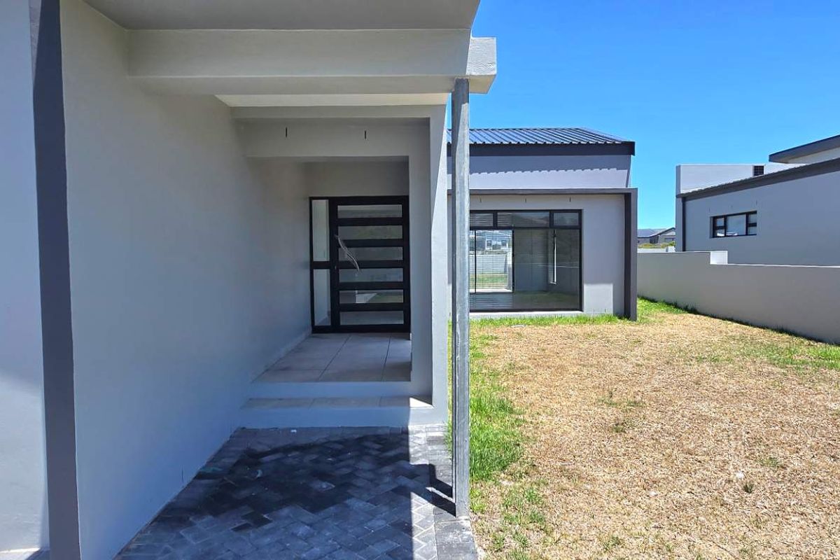 Brand New 5-Bedroom Coastal Home Just 150m from the Beach – No Transfer Duty! - Photo 5