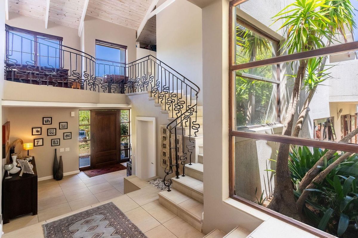 Beautiful North Facing “Philip Briel Designed”, family home. - Photo 5