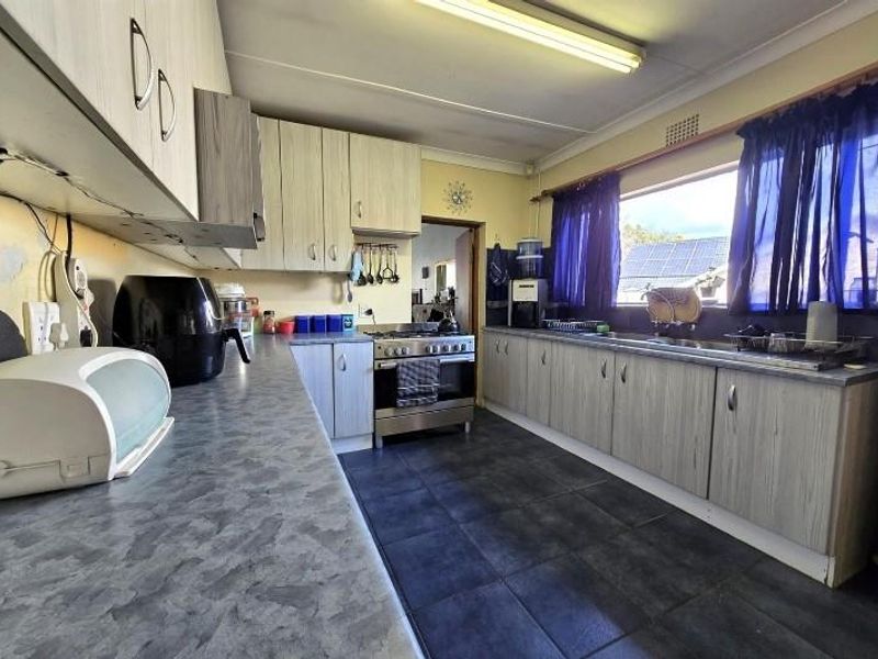 Three Bedroom Home with Flatlet For Sale in General Alberts Park - Photo 7
