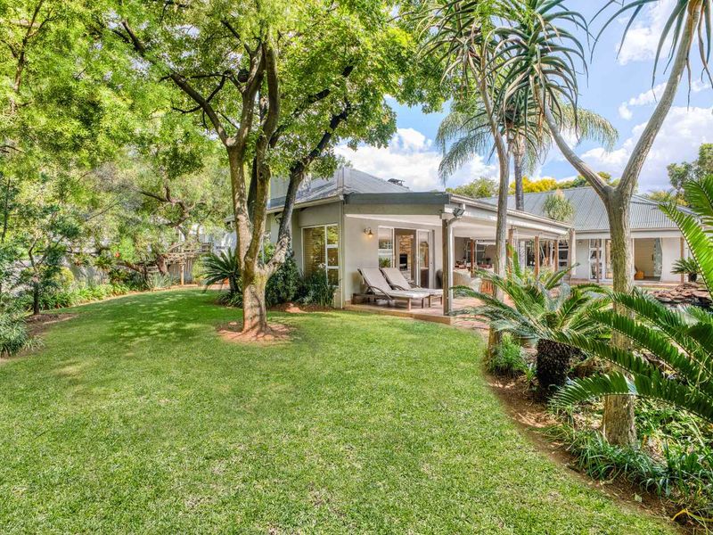 4 EN-SUITE BEDROOM HOME IN FOURWAYS GARDENS RESIDENTIAL ESTATE - Photo 2