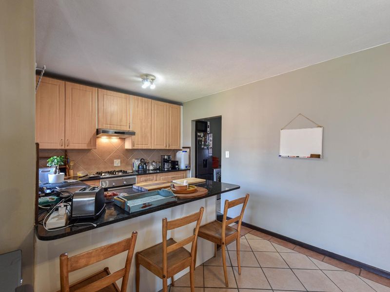 Neat, large three bedroom townhouse in security complex - Moreleta Park - Photo 6