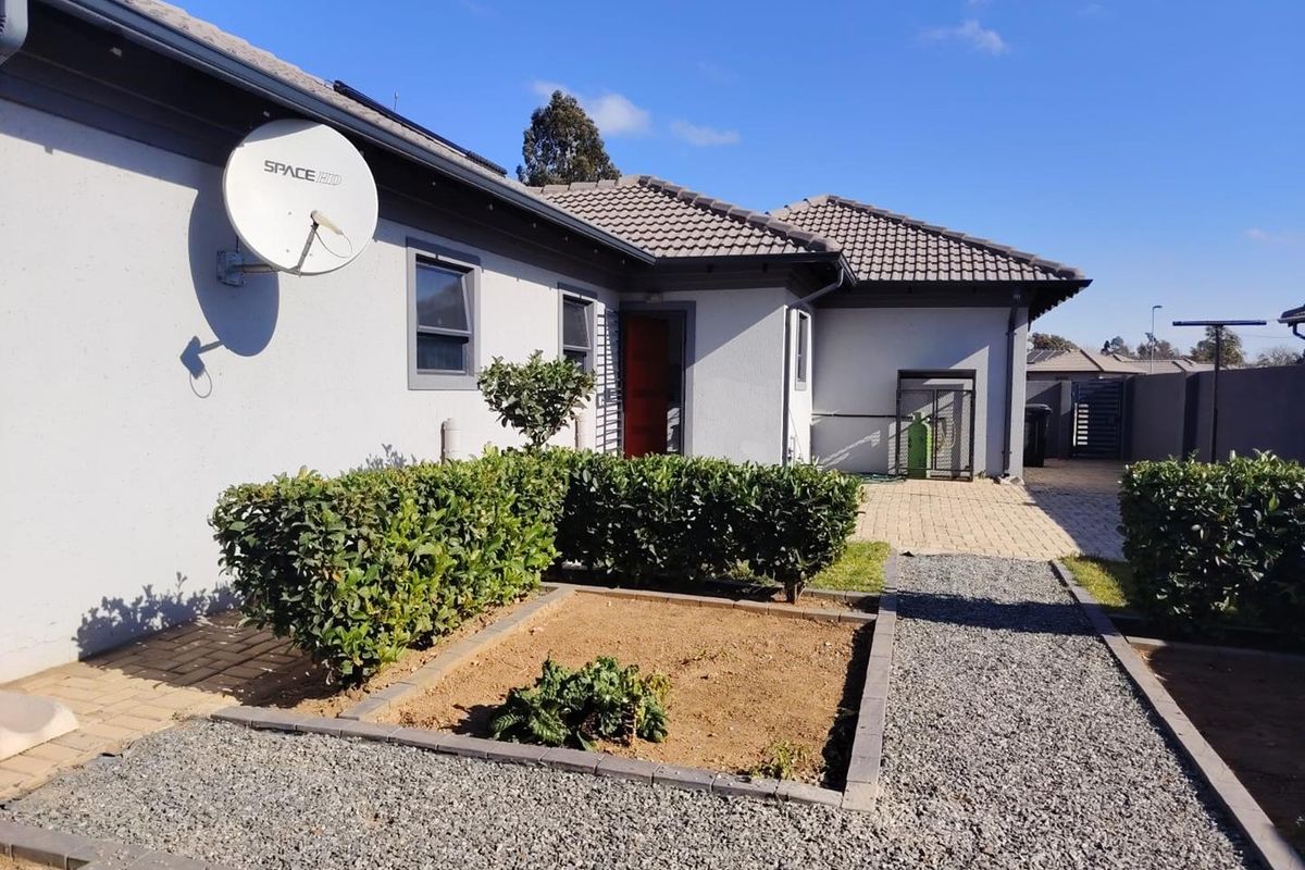3 Bedroom House for sale In Mackenzie Park - Photo 2