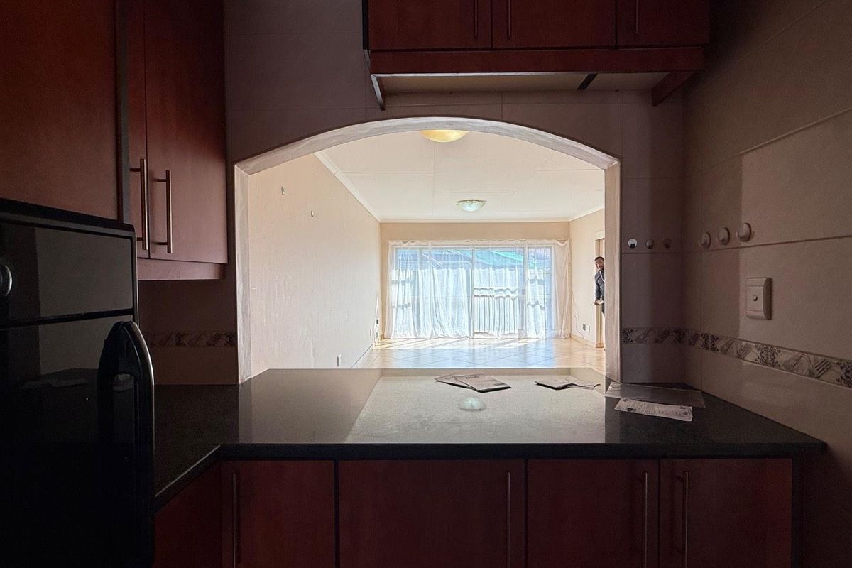 Charming and Spacious Upstairs Apartment Available for Viewing - Photo 4