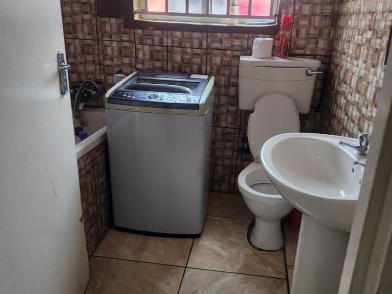 Family House for Sale in Mandela Park, Khayelitsha, Cape Town - Photo 4