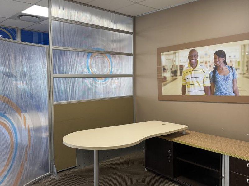 A Premium Retail Space - Photo 8