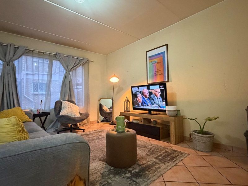 Modern 3-Bedroom Ground Floor Apartment in Secure Complex - Photo 2