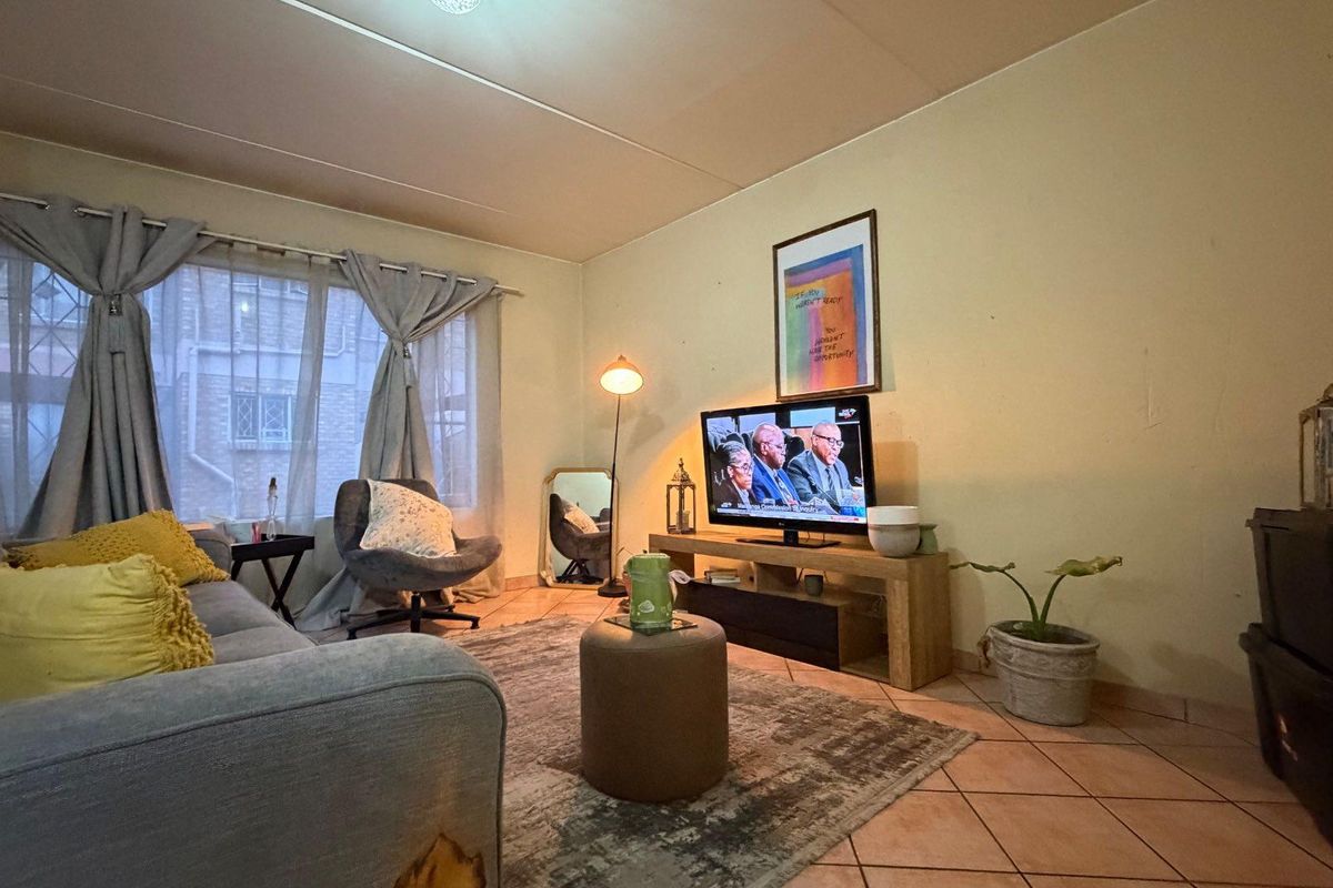 Modern 3-Bedroom Ground Floor Apartment in Secure Complex - Photo 2