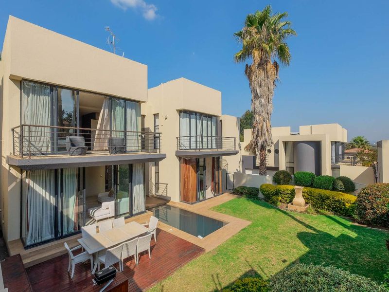 Upmarket Double Storey 3 Bedroom, 2.5 Bath Townhouse with its own splash pool - Photo 2