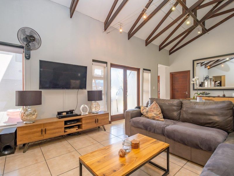 Magnificent lock-up-and-go home in sought-after Midstream. - Photo 4