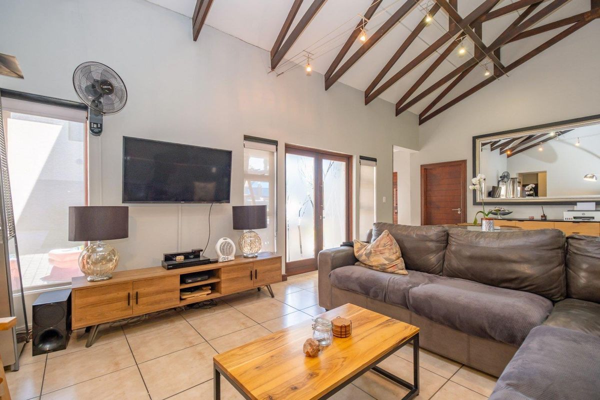 Magnificent lock-up-and-go home in sought-after Midstream. - Photo 4