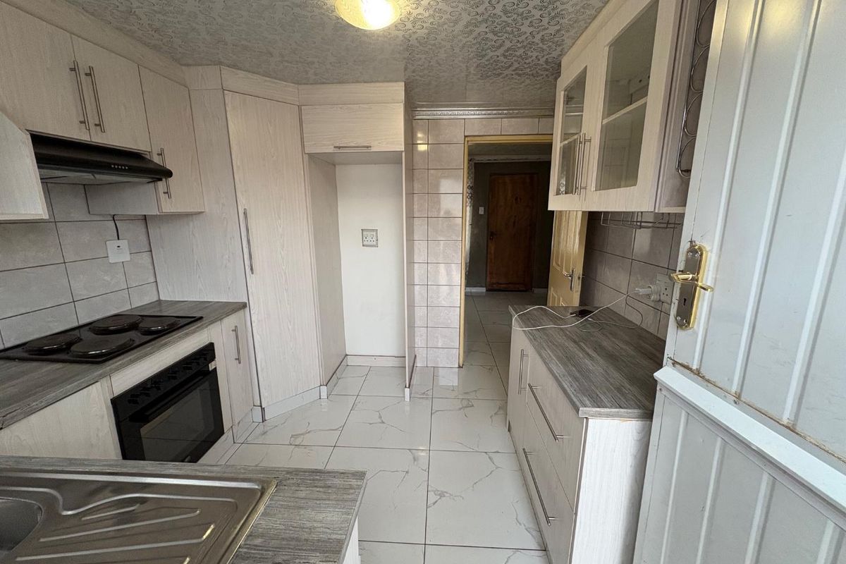 Neat two bedroom house for rental in the heart of Tsakane - Photo 2