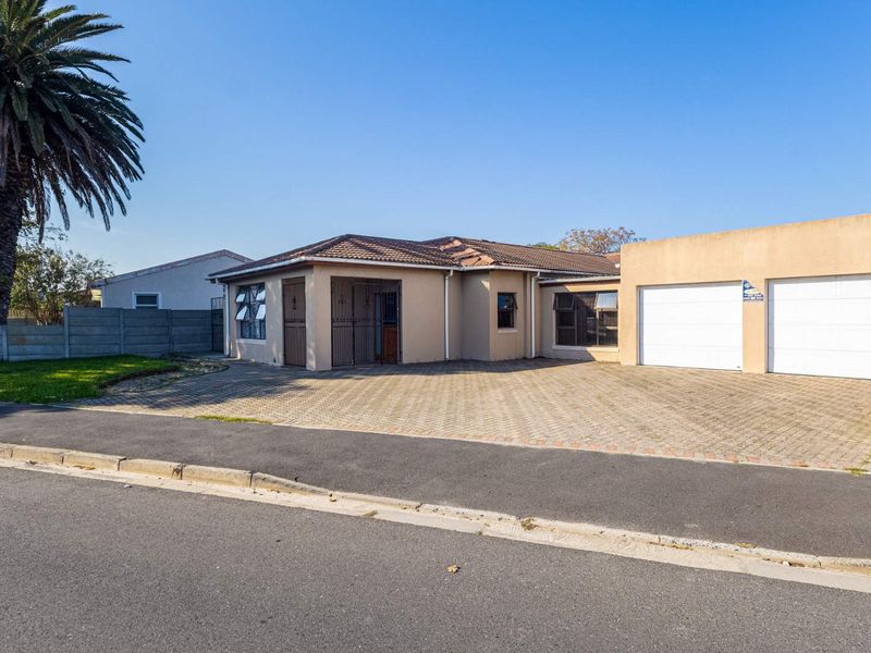 Spacious 4-Bedroom Family Home with Ample Parking in Riverton - Photo 3