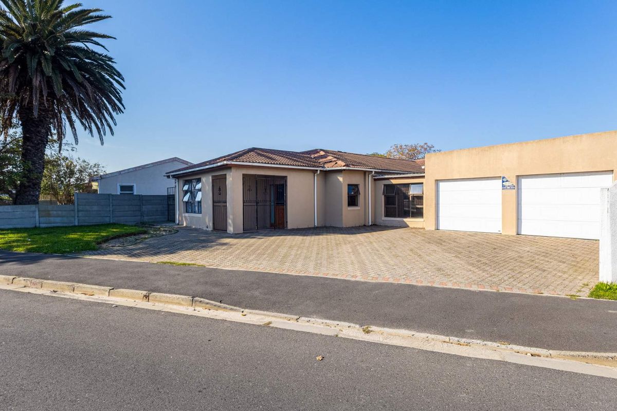 Spacious 4-Bedroom Family Home with Ample Parking in Riverton - Photo 3