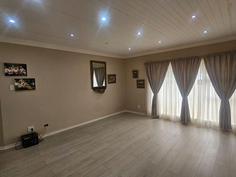 Charming family home in Hartenbos, Garden Route - Photo 6