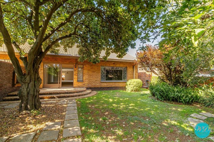 Property #2566865, Townhouse For Sale in Bedford Gardens