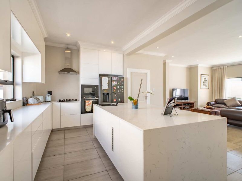 Four Bedroom Family Home in Blue Valley Golf Estate - Photo 7