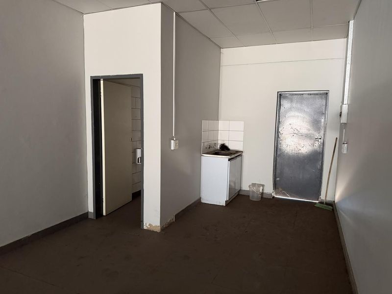 70 Sqm RETAILS SPACE ON SPECIAL TO RENT IN PRETORIA FOR R 5999.00 PM AVAILABLE IMMEDIATELY. - Photo 5