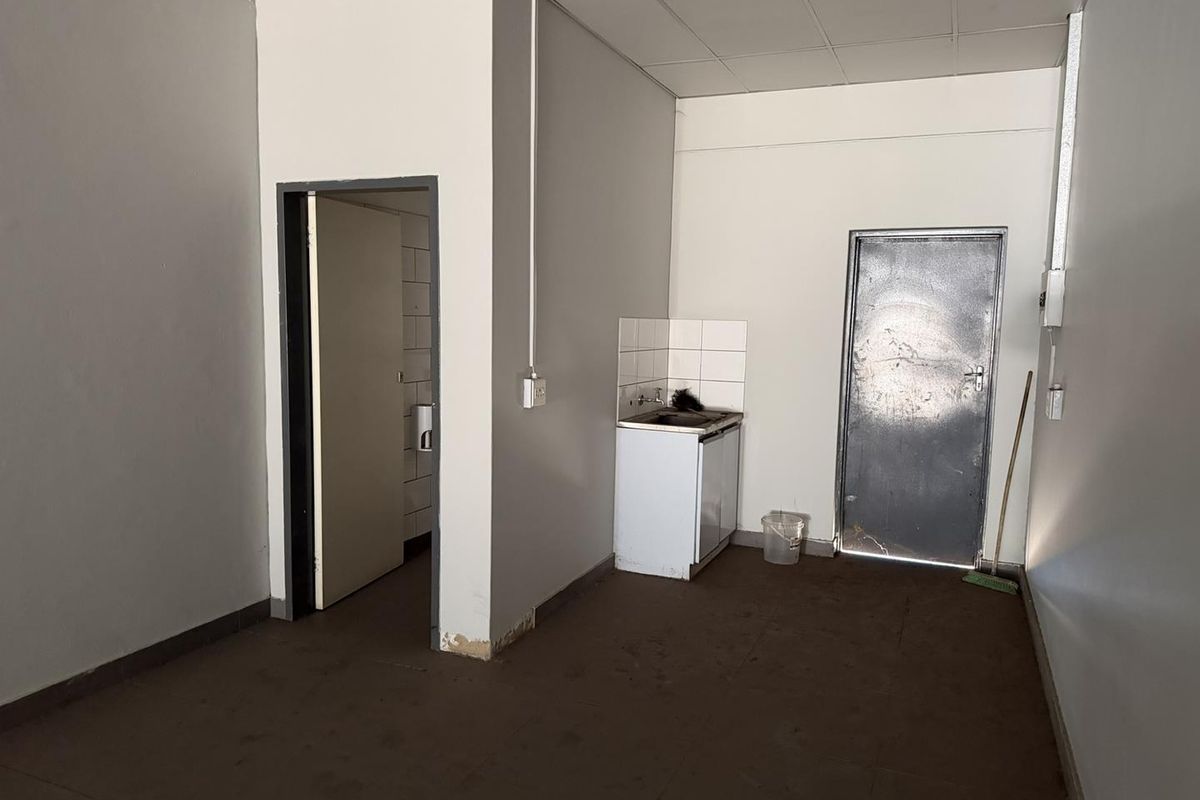 70 Sqm RETAILS SPACE ON SPECIAL TO RENT IN PRETORIA FOR R 5999.00 PM AVAILABLE IMMEDIATELY. - Photo 5