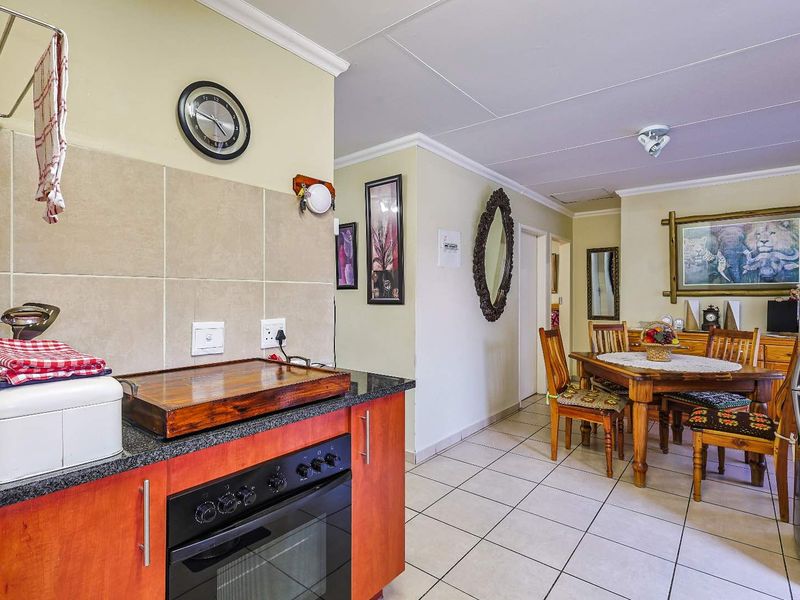 Charming 2-Bed Townhouse with Private Garden in Equestria - Photo 10