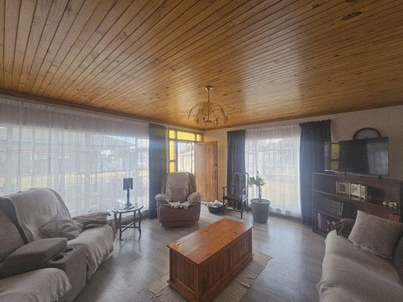 Spacious Four-Bedroom Home with Income Potential and Flatlets - Photo 4