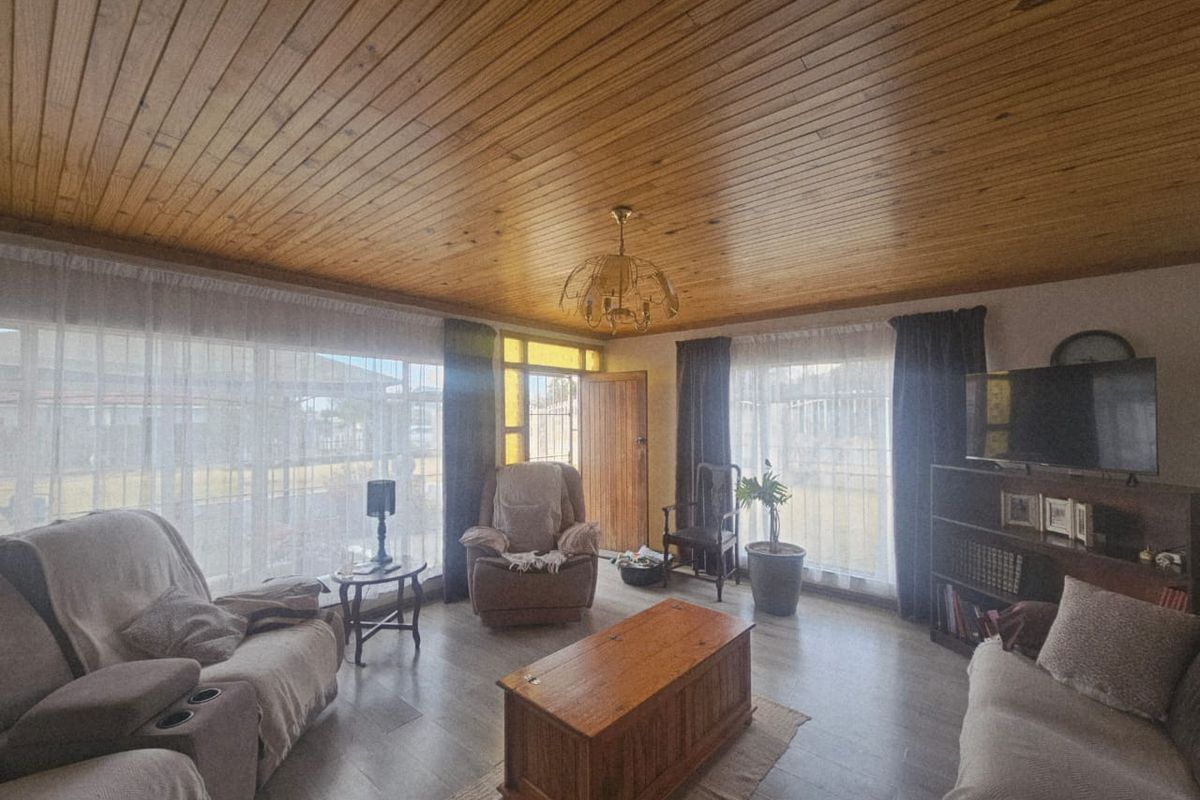 Spacious Four-Bedroom Home with Income Potential and Flatlets - Photo 4