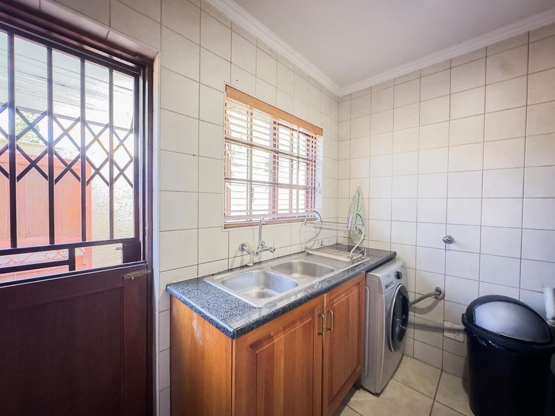 Elegant 3-Bedroom Duplex with an Enclosed Patio - Photo 8