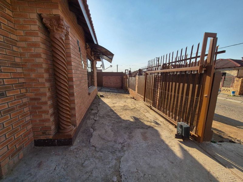 PERFECT FAMILY HOME - Photo 7