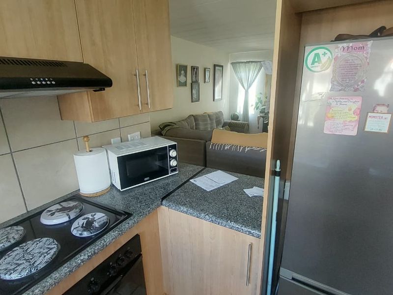 Charming Ground Floor Unit with Pool Access in Secure Estate ! - Photo 4