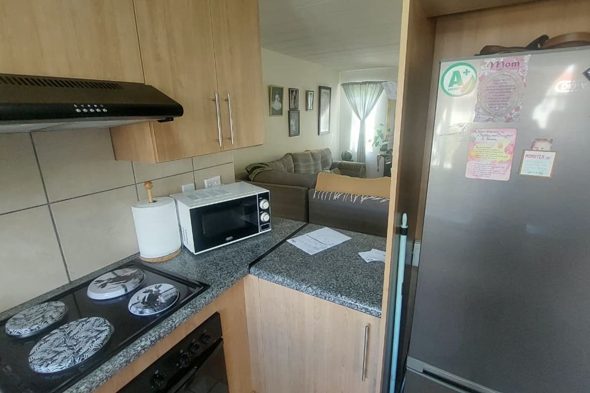 Charming Ground Floor Unit with Pool Access in Secure Estate ! - Photo 4