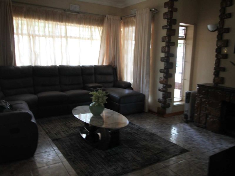 3 bed Family Home with a Flatlet - Photo 8