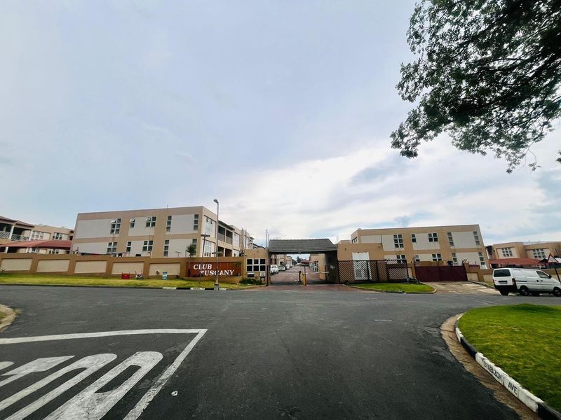 "Prime Location: Minutes from Schools, Shopping & Health! - Photo 2