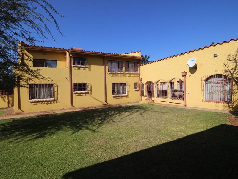 Welcome to this stunning and spacious double-story home, perfect for luxurious and comfortable living. - Photo 2