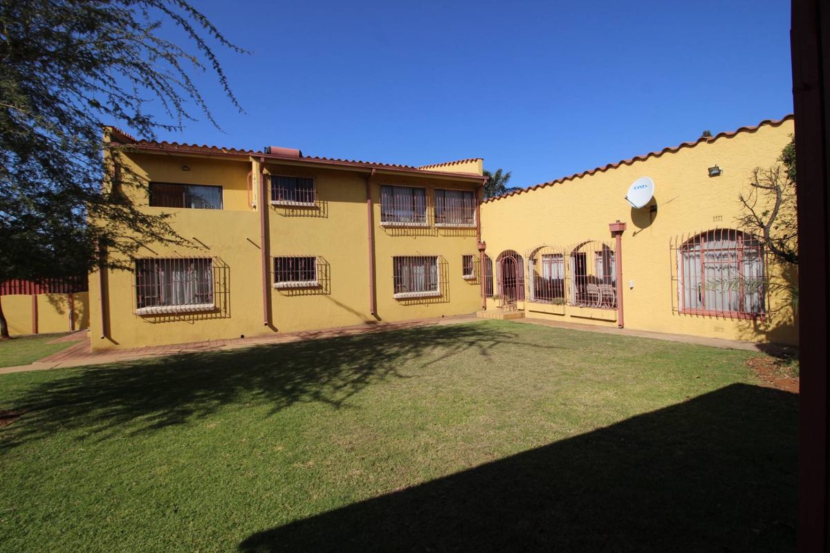 Welcome to this stunning and spacious double-story home, perfect for luxurious and comfortable living. - Photo 2