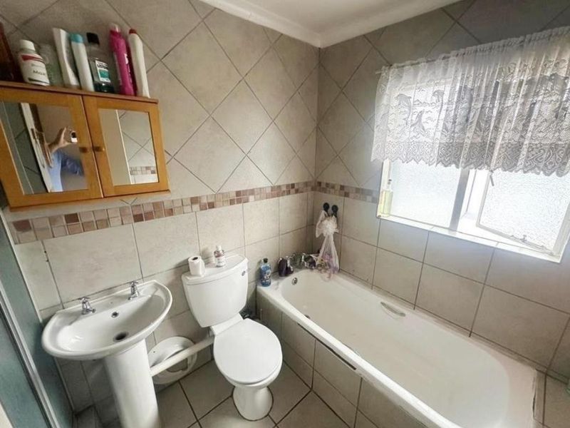 2 bedroom townhouse in Verwoedpark - Photo 8