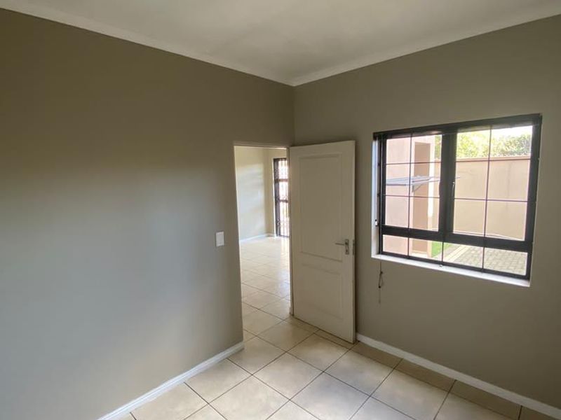 Unfurnished 2 beds Ground Floor apartment with outside area, parking - Photo 7