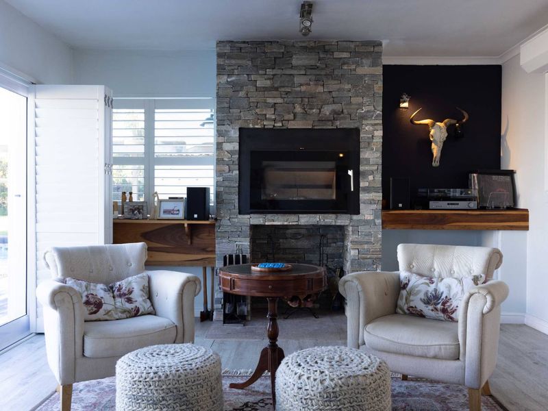 Sophisticated Luxury Living on the Slopes of Noordhoek Mountain - Photo 10