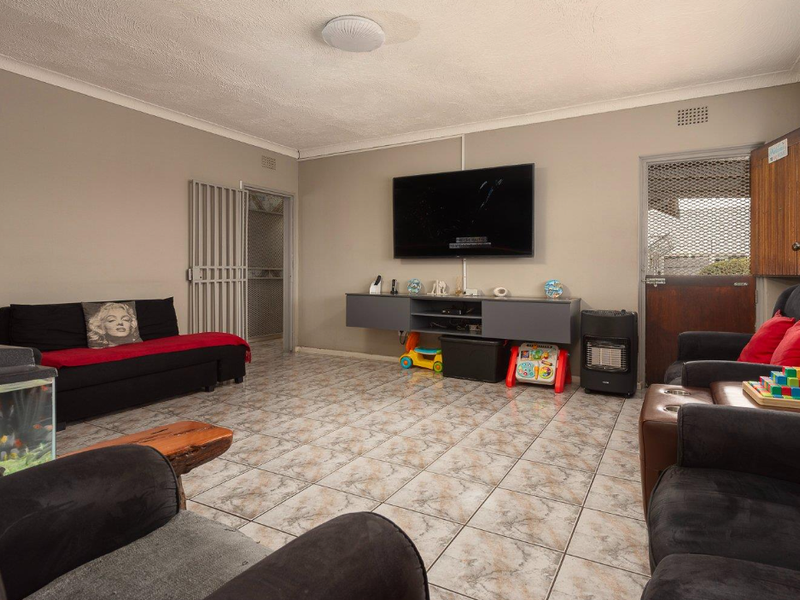 Spacious Family Home with a Separate Granny Flat in General Albertspark - Photo 8