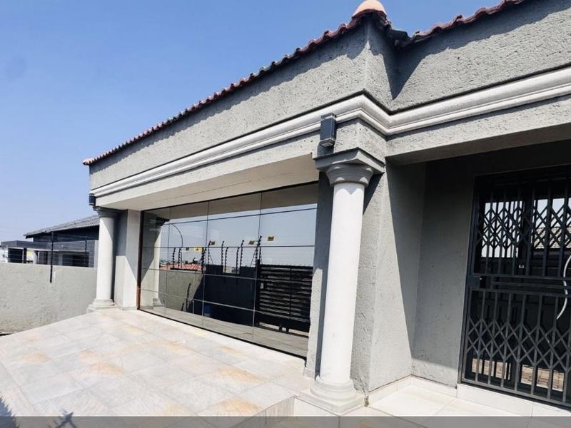 Spacious Family Living in Prime Emdo Park! - Photo 2