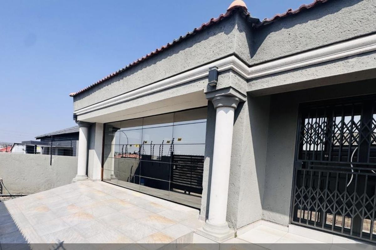 Spacious Family Living in Prime Emdo Park! - Photo 2