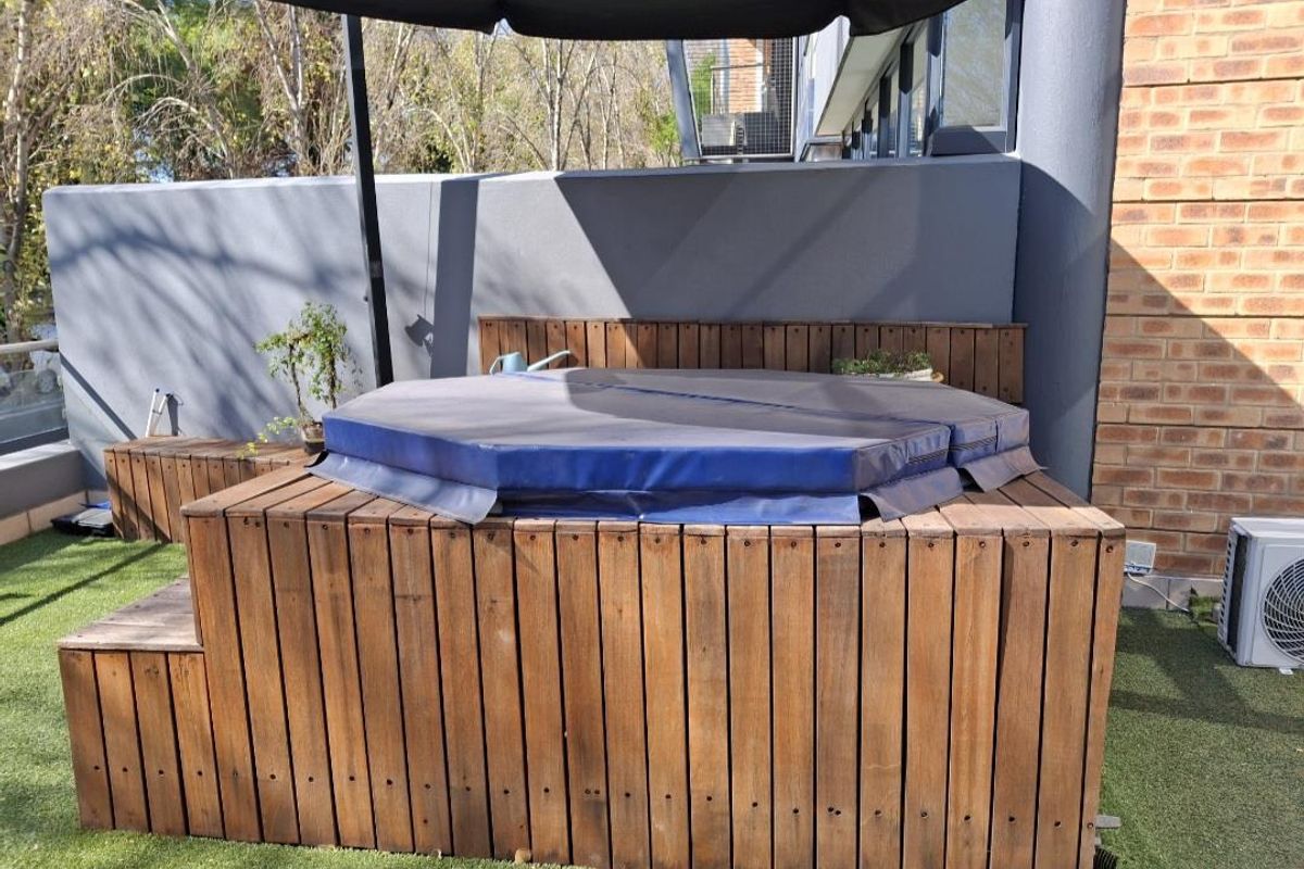 A MAGNIFICENT TWO BEDROOM FURNISHED GARDEN APARTMENT - Photo 3